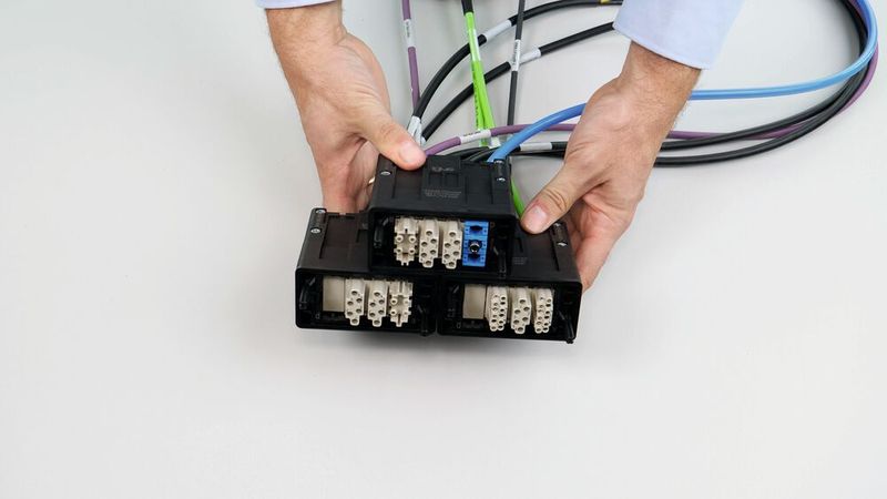 Zum Einsatz kommt Module Connect überall dort, wo es eine Vielzahl an Leitungen auf engem Raum zu stecken gilt – etwa zwischen E-Ketten und dem Schaltschrank. Anwender sparen dabei nicht nur Platz, sondern auch Gewicht.  (Bild: Igus)