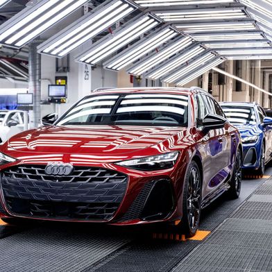 Bei VW stehen mehrere Werke auf der Kippe, weil massiv gespart werden muss. Darunter ist auch das Audi-Werk in Neckarsulm. Doch jetzt hat sich etwas ergeben, das die Belegschaft hoffen lässt, dass es weitergehen kann ... (Bild: Audi)