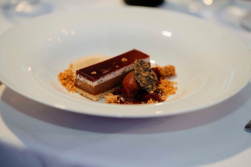 Die Nachspeise besteht aus Mohn und Zwtschge mit Verona Schokolade- und Mokka-Creme.  (Bild: Manuel Emme Fotografie)