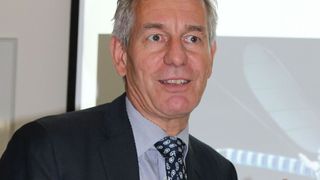 Fingerzeig auf den BionicOpter. Solche Entwicklungen passen zur Strategie von Festo-Vorstand Dr. Eberhard Veit: Künftige Produktionssysteme müssen vernetzt und intelligent sein, so wie die künstliche Libelle von Festo. (Bild: Jablonski)