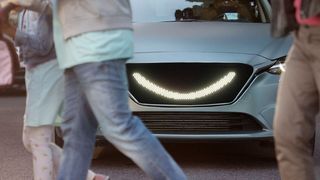 Mit dem lächelnden Auto soll die Kommnunikation zwischen Umgebung und autonomem Fahrzeug künftig leichter werden. (Robin Aron)