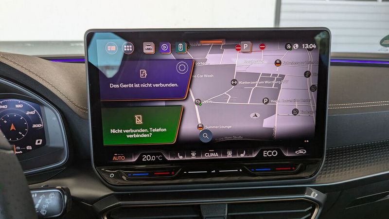 7. Die Bedienung: Da Cupra fast komplett auf klassische Tasten verzichtet hat, werden sämtliche Funktionen über den Touchscreen bedient, inklusive Klimatisierung. Die Temperatur lässt sich über einen Schieberegler einstellen. Alles in allem findet man sich nach ein paar Fahrten relativ schnell zurecht. Der Ärger über den fehlenden „Zurück“-Button bleibt aber bestehen. (Bild: Rosenow – VCG)
