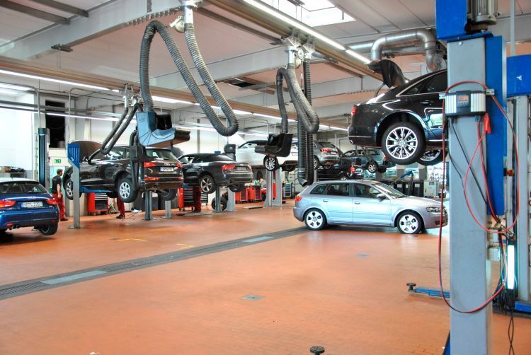 Für die Service-Abwicklung ist der Informationsfluss besonders wichtig. Im Audi-Zentrum Ingolstadt zeigt daher ein Werkstattdispometer den Status jedes Kundenfahrzeugs. (Bild: Kampfmann)