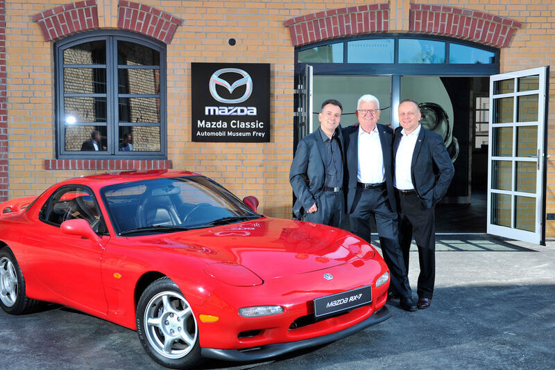Walter Frey (Mitte) und seine beiden Söhne Joachim (li.) und Markus Frey haben sich mit dem Museum einen lang gehegten Traum erfüllt. (Mazda)