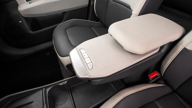 Über der Mittelkonsole schwebt ein kleiner Tisch, ... (Bild: Kia)