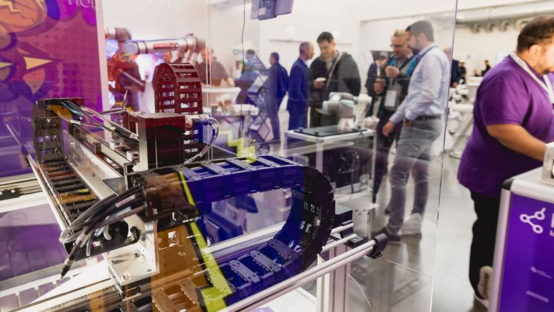 Zur Erstveranstaltung der Cobots-4-You kamen die Gäste im Vogel Convention Center in Würzburg zusammen, um sich über kollaborative Roboter auszutauschen.(Bild:  Stefan Bausewein)