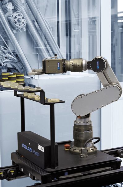 Bild 2: Da jedes Roboter-Shuttle jede Apparatur bedienen kann, sinkt die Durchlaufzeit der Proben und die Stabilität des Prozesses steigt. (Bild: Schunk)