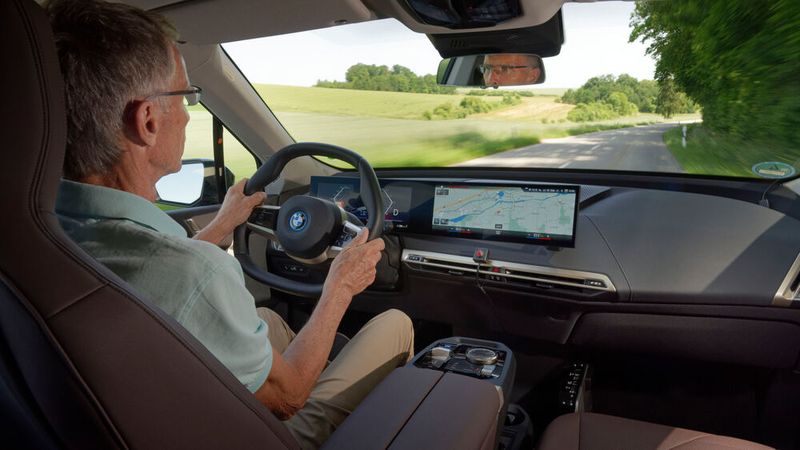 Das Cockpit präsentiert sich digital. (Bild: Bernhard Limberger/BMW)