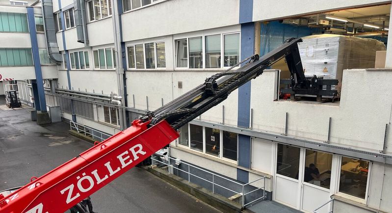 Die Maschinen und Anlagen wurden fachgerecht im Jumo-Werk 1 in der Moritz-Juchheim-Straße in Fulda abgebaut, verpackt und in das neue Sensilo-Werk transportiert.(Bild:  Jumo)