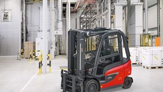 Sollen ab sofort serienmäßig auch in explosionsgeschützter Ausführung neue Maßstäbe setzen: die Linde-Stapler E25 bis E35 EX. (Bild: Linde-MH)