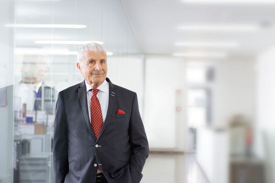 Mit Mut, Leidenschaft und Ausdauer hat Horst Groninger, der Gründer der Groninger Gruppe, sein Lebenswerk erschaffen. Seine Werte – Ehrlichkeit, Disziplin, Innovationsfreude – sind noch heute das Fundament von Groninger.(Bild:  Groninger)