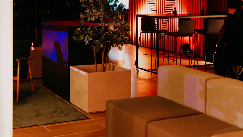 Die Innenausstattung des neuen Autohauses hat Lounge-Charakter. (Bild: Autohaus Kahle)