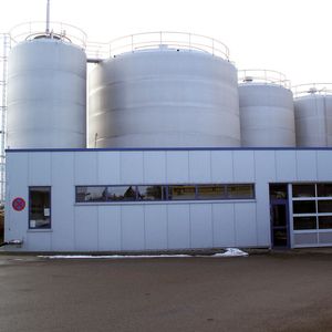 Bild 1: Betriebsgebäude für die dezentrale Abwasseraufbereitung bei der Firma Initial Textil Service in Trossingen. Bild: ITT Lowara