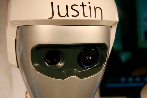 Justins Kopf mit Video- und Audiosystemen. (Bild: Matthias Endres)