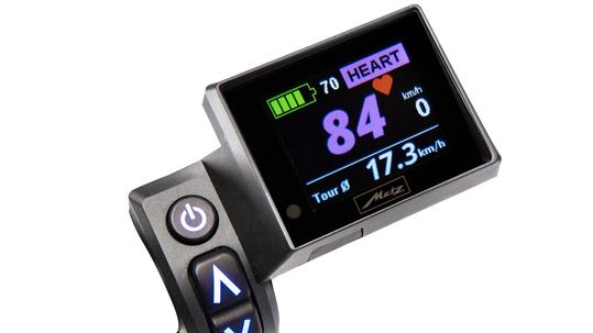 Das Farbdisplay des E-Pulsr informiert über die aktuelle Herzfrequenz.(Bild:  Metz)