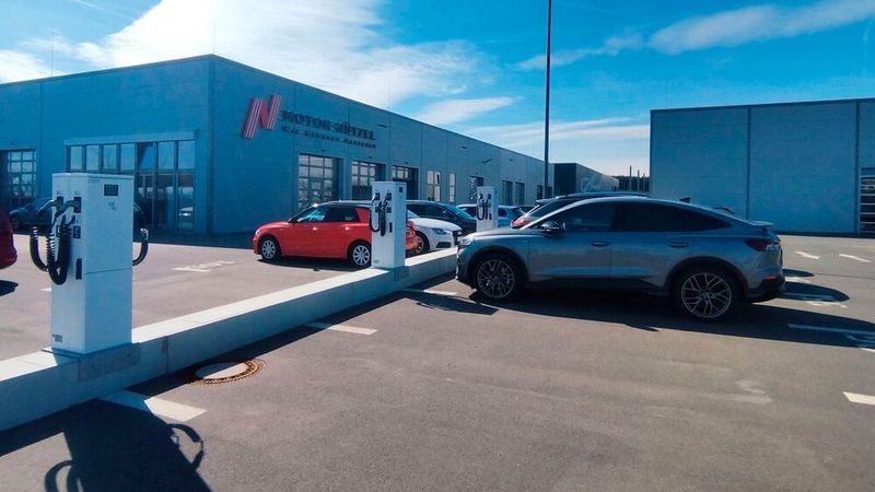 Die Elektromobilität wird gefördert. Unter anderem betreibt die Gruppe rund 150 öffentliche und interne Ladesäulen. (Bild: Motor Nützel)