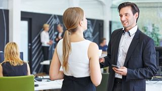 Beim Smalltalk wird der Name des Gegenübers schnell vergessen. Unser Tipp: Tauschen Sie gleich zu Beginn Ihre Visitenkarten aus. (©Robert Kneschke - stock.adobe.com)