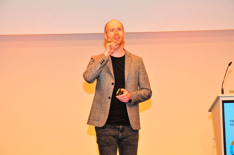 Podcaster Frank Eilers wagte einen Ausblick in die Zukunft der Arbeitswelt. (Schmidt/»kfz-betrieb«)