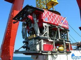 Der Quest wird in rund 3 m Höhe über dem Arbeitsdeck in etwa 10 m Abstand zu Wasser gelassen (Bild: MARUM − Zentrum für Marine Umweltwissenschaften, Universität Bremen)