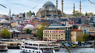 A fifth of all Turks live in Istanbul – the city combines many of Turkey’s characteristics: growth and contradictions, Europe and Asia, modernity and antiquity. (seqoya - Fotolia)