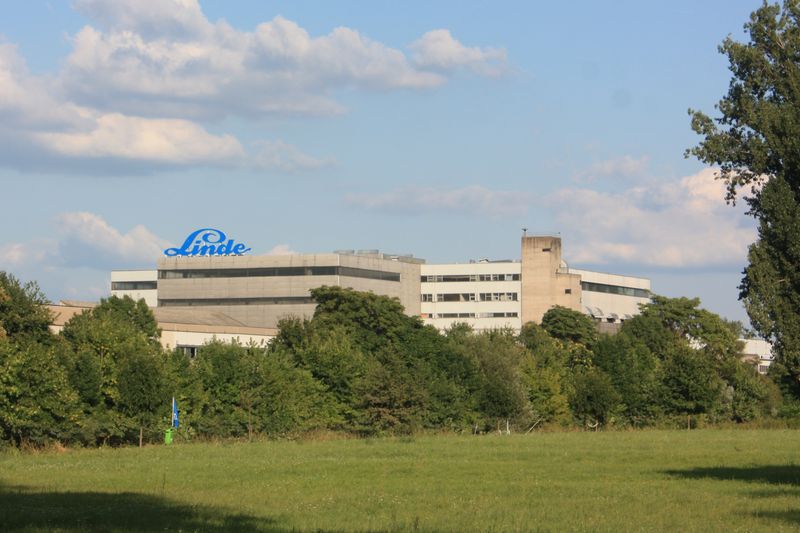 Platz 2: Linde (UK), 87,5 Mrd. €  Linde ist ein großer Wettbewerber des französischen Gasherstellers Air Liquide. Zwar hatte Linde einen geringeren Umsatz (13,3 Mrd. €) als sein Konkurrent mit 22,1 Mrd. €, dafür steht Linde gemessen am Marktwert weiter oben im Ranking.      Bild: Oliver Abels, Entrance to DuPont's Washington Works in Washington, WV. [note that Washington Works is now owned by Chemours] (CC BY 2.5)    (Bild: Oliver Abels)