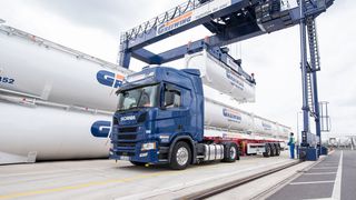 Greiwing zeigt auf der Messe Transport Logistic in München, wie man mit rieselfähigen und verpackten Produkten am besten umgehen sollte. Das Know-how reicht von Möglichkeiten für die Lebensmittelindustrie bis hin zum Gefahrgutsektor. Hier ein Vorgeschmack. (Bild: Greiwing)