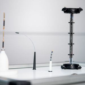 Dünne, präzise steuerbare, künstliche Tentakel: Dreh- und Angelpunkt sind die künstlichen Muskeln in den Roboterarmen. Die Muskelstränge bestehen aus haarfeinen Drähten aus Nickel-Titan, die anspannen und entspannen können. Sie kontrahieren wie echte Muskeln, je nachdem, ob Strom fließt oder nicht.