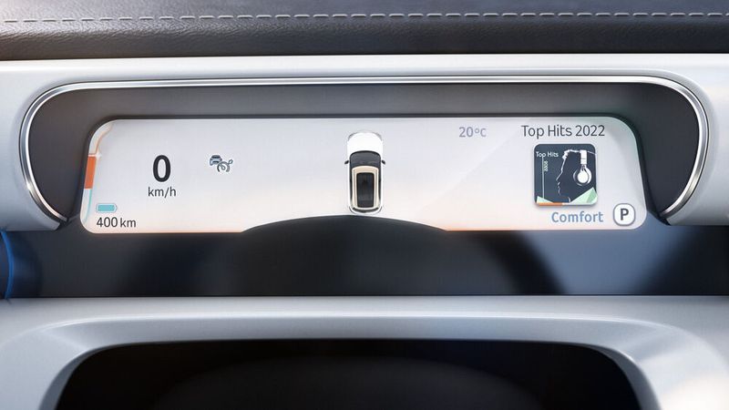 Eher breit als hoch ist das Kombiinstrument-Display hinterm Lenkrad. (Bild: Smart)