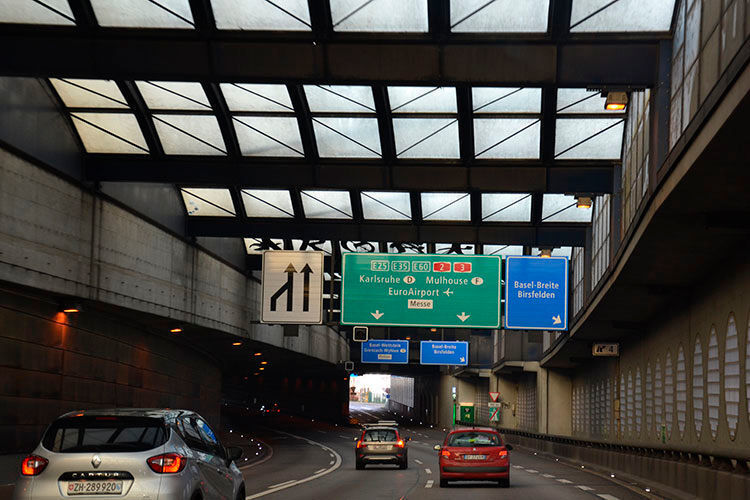 Wir wünschen allen Land-Rover-Discovery-Sport-Fahrern eine immer gute und sichere Fahrt – ganz egal, ob es auf geteerten Straßen oder… (Michel)