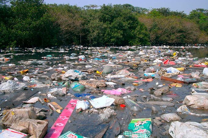 So sieht es aus, wenn unser Müll von verantwortungslosen Mitmenschen einfach in der Umwelt entsorgt wird. Viel davon stammt aus dem Verpackungssektor und verwandelt sich mit der Zeit zu Mikroplastik. Forscher an der Uni Bayreuth wollen dem Einhalt gebieten, wie Sie hier erfahren.