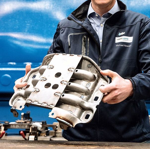 Michael Nowasz, Leiter des Bereichs Fügen bei Voestalpin in Schmöll konnte von der Performance und den neu hinzu gekommenen Funktionen des vom Schweißtechnikspezialisten Fronius entwickelten CMT-Prozesses der zweiten Generation überzeugt werden. (Fronius)