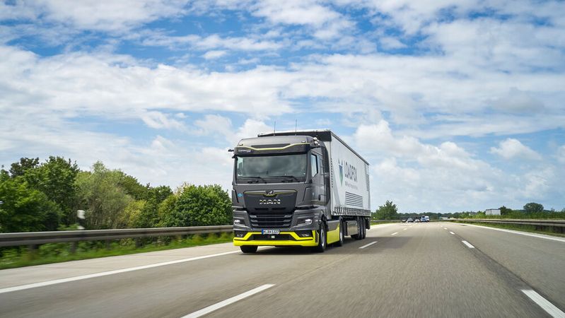 Im Projekt Bayernflotte hat die Straßenerprobung der mit Wasserstoff betriebenen Lkw begonnen. (Bild:  MAN)