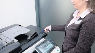 Sicher drucken: Die Mitarbeiterausweise werden zur Authentifizierung an den Drucksystemen genutzt (Archiv: Vogel Business Media)