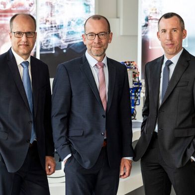 Die Bosch-Mitarbeiter Kai Weeber, Christoffer Uhr und Pierre Andrieu (von links nach rechts) haben mit dem von ihnen entwickelten Brennstoffzellen-Antriebssystem den Deutschen Zukunftspreis 2025 gewonnen. (Bild: Deutscher Zukunftspreis/Ansgar Pudenz)