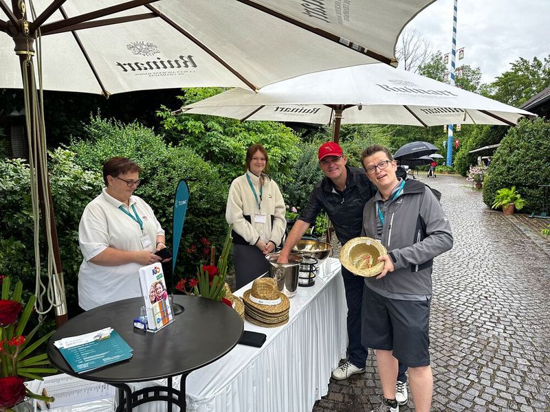 Oliver Schallhorn (PCG) und Torsten Rapp (r, IBM) kaufen viele Lose, denn es dient ja einem guten Zweck. (Bild: Vogel IT-Medien GmbH)
