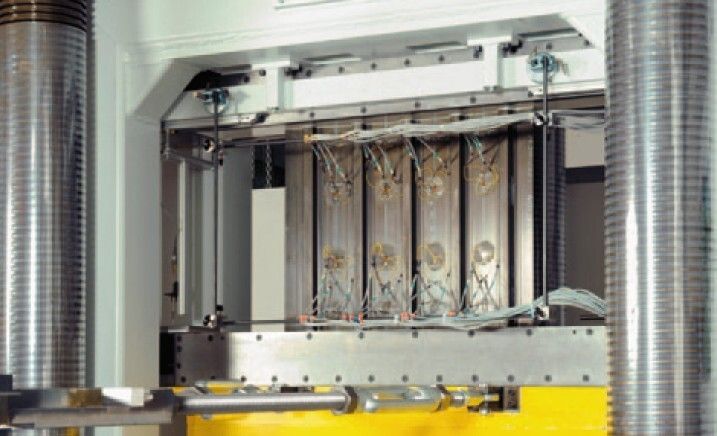 CFK-Paneele: Flugzeugstrukturen im Härtetest (Bild: DLR)