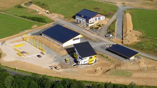 In der Luftaufnahme dominiert das Sun-Haus  den neuen Firmensitz des Solarzentrums Mittelhessen.  (Bild: Solarzentrum Mittelhessen)