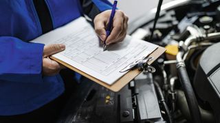 Bei der Fahrzeugbewertung ist es wichtig, immer die Kosten für die Instandsetzung im Blick zu haben. (Bild: © zphoto83 - stock.adobe.com)