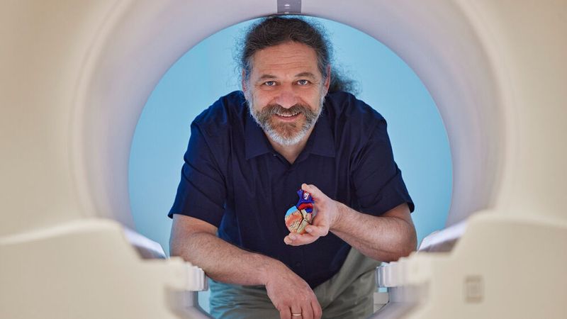 Kategorie Lifetime Achievement: Peter Speier hat einen Sensor entwickelt, mit dem Aufnahmen eines schlagenden Herzens einfacher aufgenommen werden können. Der Prozess ist dabei auch für den Patienten angenehmer. Der sogenannte Biomatrix Beat Sensor erfasst dabei alle Bewegungen im Körper. Mit mathematischen Methoden können unterschiedliche Bewegungen wie Atmung und Herzschlag getrennt voneinander ausgewertet werden. Speier beschäftigt sich schon seit über 30 Jahren mit Magnetresonanz-Themen.  (Bild: ©Enno Kapitza)