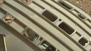 ". - - - . - - . . - . .": auf dem Rad von Curiosity bedeutet "JPL" (NASA)