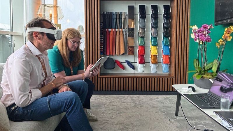 Kunden der Edelmarke Aston Martin können Fahrzeuge jetzt auch per Datenbrille konfigurieren.(Bild:  MHP Management- und IT-Beratung GmbH)