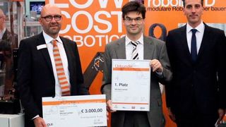 Michael Lamber von MLC-Engineering (2.v.l.) erhielt auf der Motek den ersten Preis für seine Kombination aus robolink und optischer Messtechnik. (Igus)