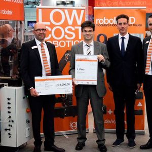 Michael Lamber von MLC-Engineering (2.v.l.) erhielt auf der Motek den ersten Preis für seine Kombination aus robolink und optischer Messtechnik.