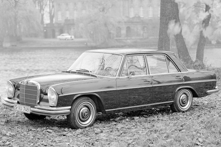 Die S-Typen der W108/109-Reihe ähnelten denen der Vorgänger – die Heckflossen hatte man ihnen aber sichtbar gestutzt. (Foto: Daimler)