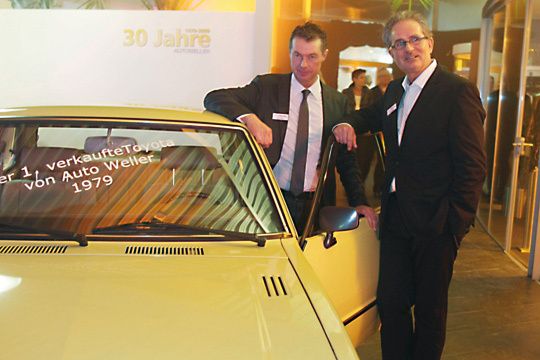 Andreas Stege (li.) und Burkhard Weller stehen vor dem ersten Auto, das der Unternehmer vor genau 30 Jahren verkauft hat. (Archiv: Vogel Business Media)