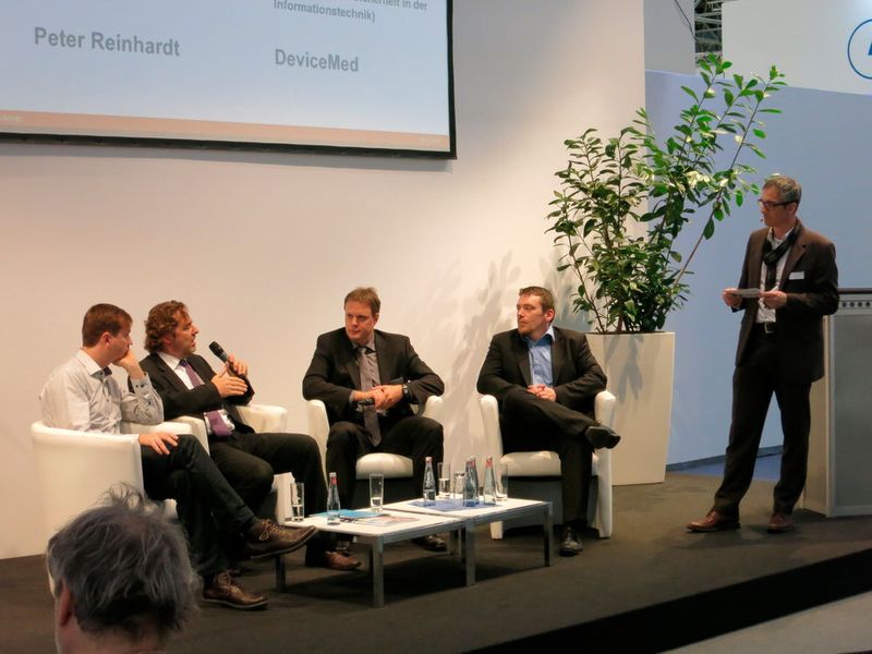 Devicemed-Chefredakteur Peter Reinhardt (re.) moderiert auf der Medica eine Podiumsdiskussion über die Cyber Security medizinischer Geräte. Die Diskutanten (v.l.n.r.): Florian Grunow (ERNW), Dr. Georg Heidenreich (Siemens Healthcare) Marco Blume (Wibu-Systems) und Holger Junker (Bundesamt für Sicherheit in der Informationstechnik – BSI). Fazit: „Da kommt etwas auf Medizingeräteherstller zu.“ (Carius, VDMA)