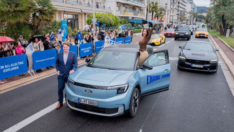 Verhalten grinst Jim Farley, CEO von Ford, bei der Zielankunft des elektrischen Modells Explorer. Dieses hat zuvor 30.000 Kilometer durch 27 Länder zurückgelegt.(Bild:  Ford)