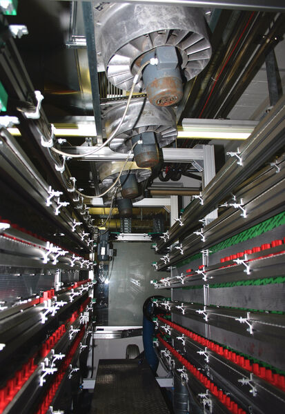 Durch die 60 m lange CANopen-vernetzte Kühlanlage werden 140 Deos pro Minute entlang einer festgelegten Temperaturkurve gekühlt. (Archiv: Vogel Business Media)