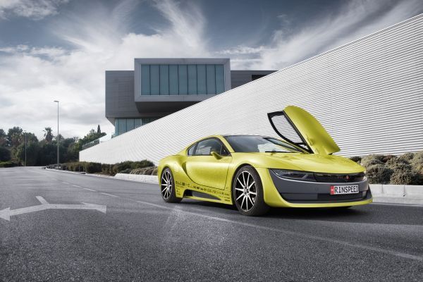 Der hybride Sportwagen Σtos: unterwegs mit persönlichem Autopilot und Drohne. (Rinspeed)