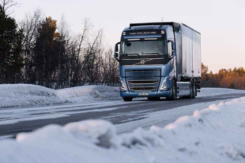 Rollt öffentlich! Volvo Trucks hat seinen Wasserstoff-Lkw erstmals auf der Staße getestet. Wasserstoffbetriebene Elektro-Lkw werden, wie es weiter heißt, ein wichtiger Punkt zur emissionsfreien Produktpalette der Schweden.